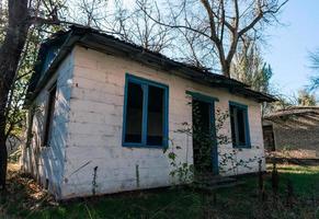 vecchia casa di villaggio abbandonato in ucraina foto