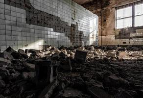 sala di una fabbrica abbandonata dopo i bombardamenti in ucraina