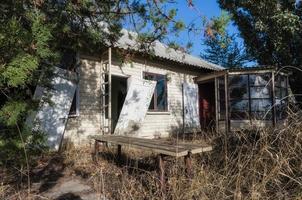 vecchia casa di villaggio in legno abbandonata in ucraina foto