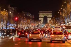 traffico intenso agli Champs Elysees verso l'Arco di Trionfo foto