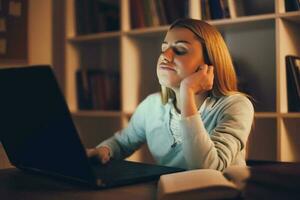 stanco Università ragazza studiando in ritardo notte a casa foto