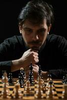 un uomo che gioca a scacchi foto