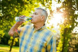 un' anziano uomo potabile acqua foto