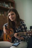 un' adolescenziale ragazza giocando chitarra foto