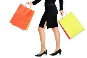 un' donna con shopping borse foto