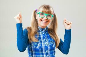 ritratto di un' contento donna con verde bicchieri foto