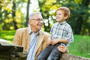 un' nonno e il suo nipote la spesa tempo insieme all'aperto foto