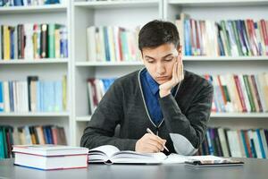 un' alunno nel il biblioteca foto