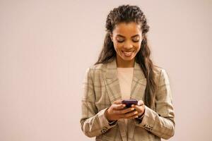 un' donna d'affari controllo sua Telefono foto