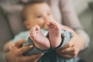 primo piano dei piedi del bambino foto