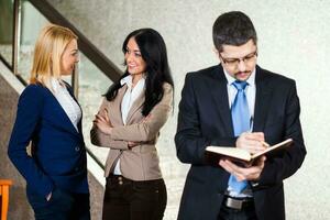 un' incontro fra attività commerciale persone foto