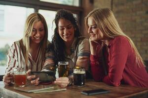 amici avendo divertimento a il bar foto