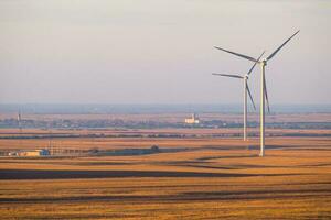 un' campo con vento turbine foto