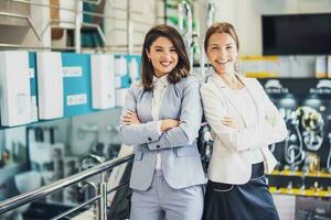 un' vendita donna quello regali il prodotti per il cliente foto