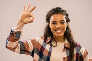 ritratto di un africano americano donna mostrando un ok cartello foto