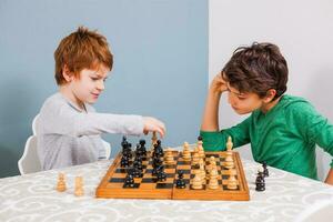 bambini giocando scacchi foto