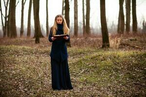 un' donna nel il foresta foto