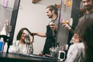 un' donna a un' capelli salone foto