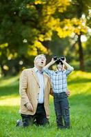 un' nonno e il suo nipote la spesa tempo insieme all'aperto foto