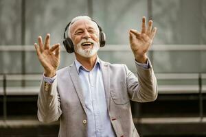 un' anziano uomo ascoltando per musica foto