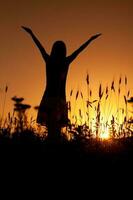 silhouette di un' donna a tramonto foto