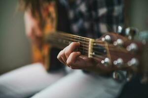 un' adolescenziale ragazza giocando chitarra foto