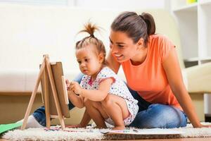 un' madre la spesa tempo con sua bambino foto