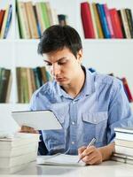 un' uomo a il biblioteca foto