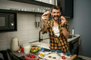 un' uomo cottura al forno biscotti nel il cucina foto