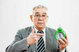 ritratto di un' anziano uomo d'affari con un' orologio foto