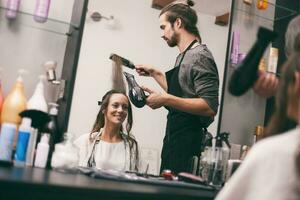 un' donna a un' capelli salone foto