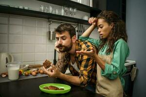 un' uomo degustazione un' bruciato biscotto foto