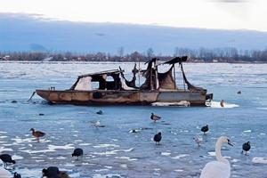 barca bruciata sul fiume Danubio ghiacciato