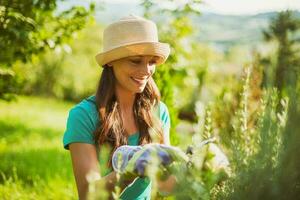 un' giovane donna giardinaggio foto