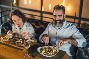 un' coppia avendo cena foto