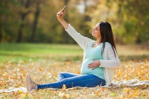 un' incinta donna la spesa tempo all'aperto foto