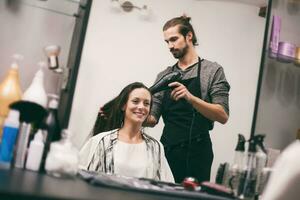 un' donna a un' capelli salone foto