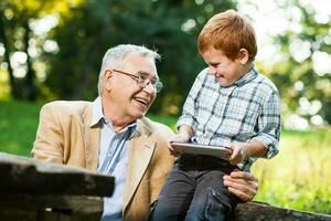 un' nonno e il suo nipote la spesa tempo insieme all'aperto foto