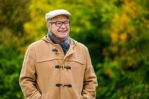 all'aperto ritratto di un' anziano uomo nel inverno cappotto foto