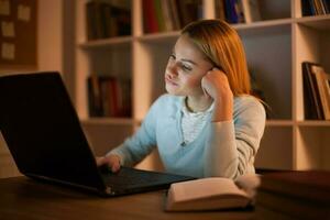 stanco Università ragazza studiando in ritardo notte a casa foto