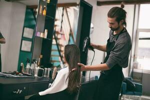 un' donna a un' capelli salone foto