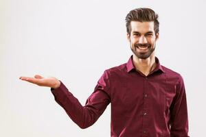 un' contento uomo nel un' viola camicia foto