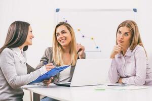 donne d'affari discutere un' attività commerciale strategia foto