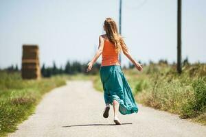 un' donna su il strada foto