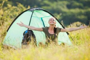 un' donna campeggio solo nel il natura selvaggia foto