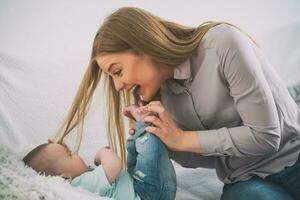 un' donna con sua bambino foto