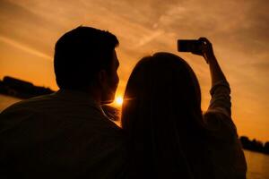 un' giovane coppia al di sopra di il tramonto foto