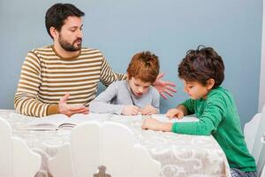 un' padre porzione il suo bambini con il compiti a casa foto