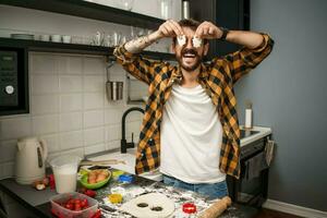 un' uomo cottura al forno biscotti nel il cucina foto