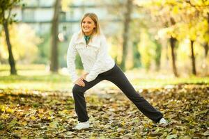 un' donna esercizio nel il parco foto